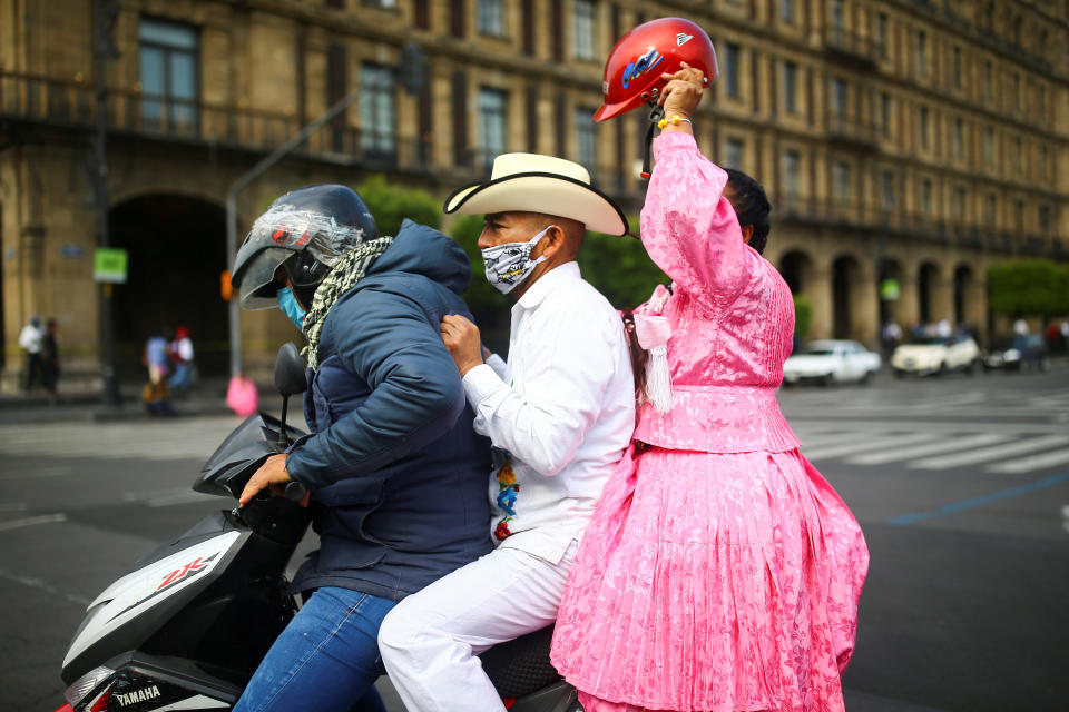 Mit Maske reist man unentspannt? Das können diese Bewohner Mexiko-Citys nicht bestätigen, auch wenn der Herr in der Mitte noch ein bisschen üben muss (Bild: REUTERS/Edgard Garrido)