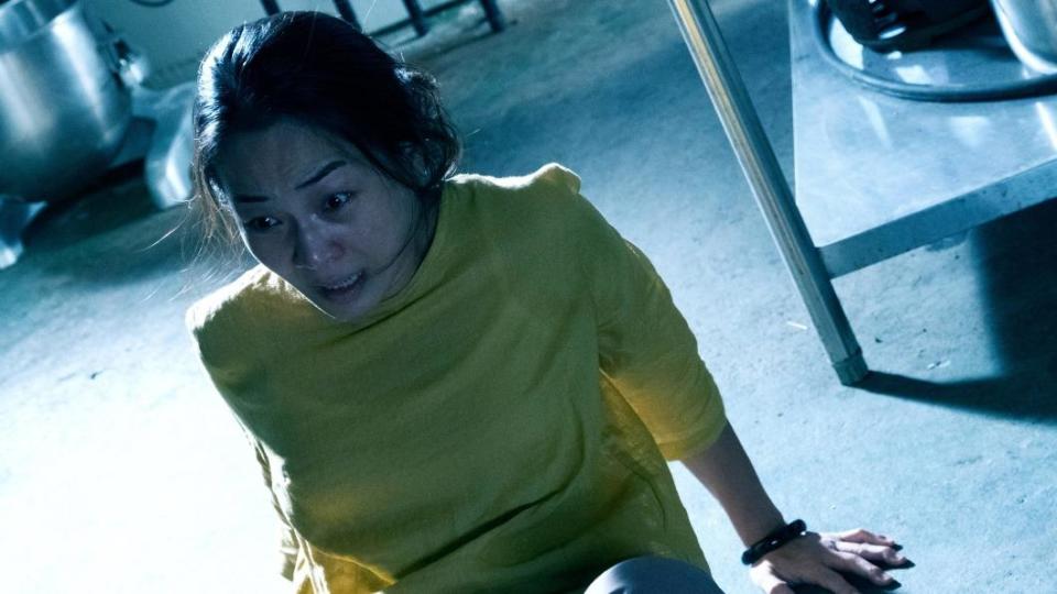 《粽邪3：鬼門開》片尾藏彩蛋，「地表最恐怖阿姨」陳雪甄被嚇到跌坐在地。（圖／華影提供）