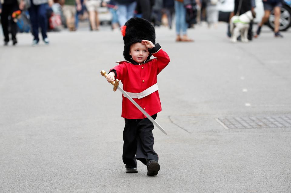 Bruce Pollard, 3, wearing a guardsman's costume, walks in Windsor following the death of Britain's Queen Elizabeth (REUTERS)