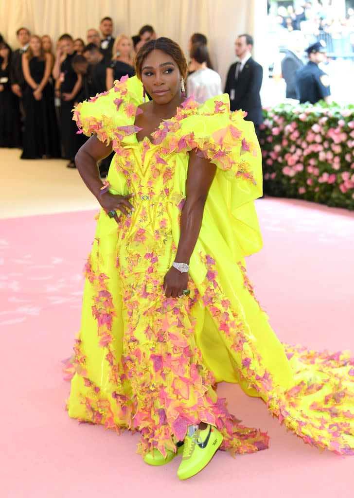 <p>Vous avez vu le détail qui tue dans la tenue de la tenniswoman Serena Williams ? Il s’agit bien évidemment de la paire de baskets Nike fluos, qui accompagne une robe jaune et rose. Osé. (crédit Getty) </p>