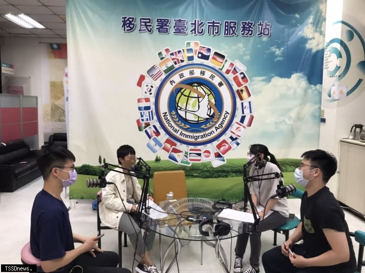 新住民二代湯立（左一）及張秀雯（左二）錄製移民署podcast節目。