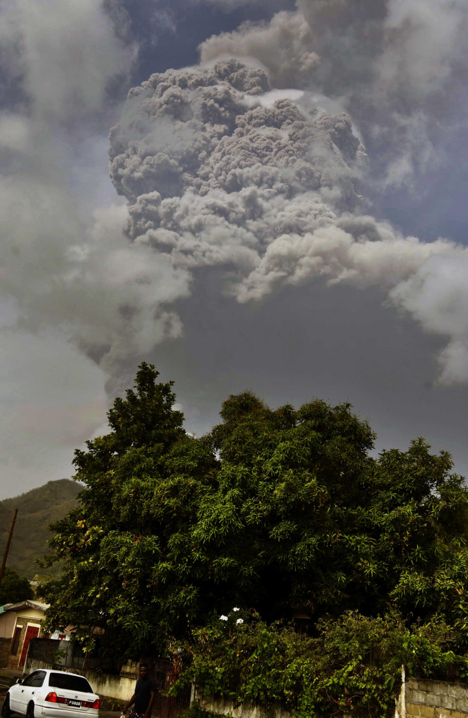 Una nube de humo sale del volcán La Soufriere durante una erupción en la isla caribeña de San Vicente, vista desde Chateaubelair, el 9 de abril de 2021. (AP Foto/Orvil Samuel)