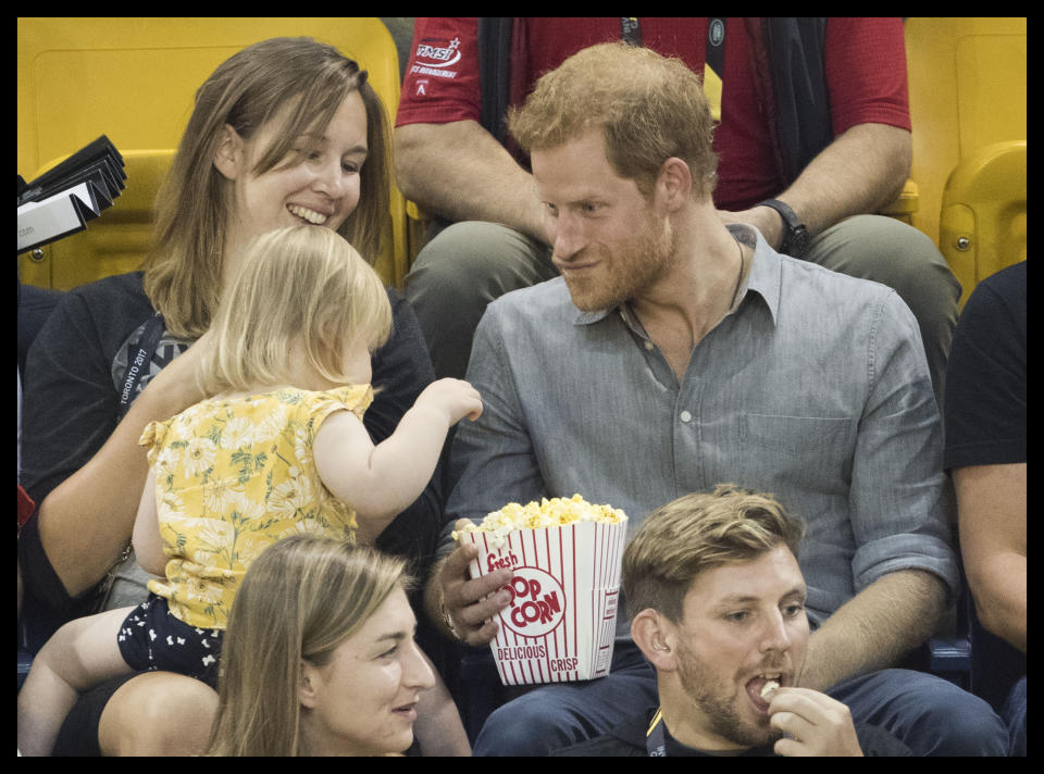 <p>Als ein kleines Mädchen während eines Volleyball-Spiels bei den “Invictus Games” Prinz Harrys Popcorn klaute und er einfach wundervoll reagierte. (Bild: ddpimages) </p>