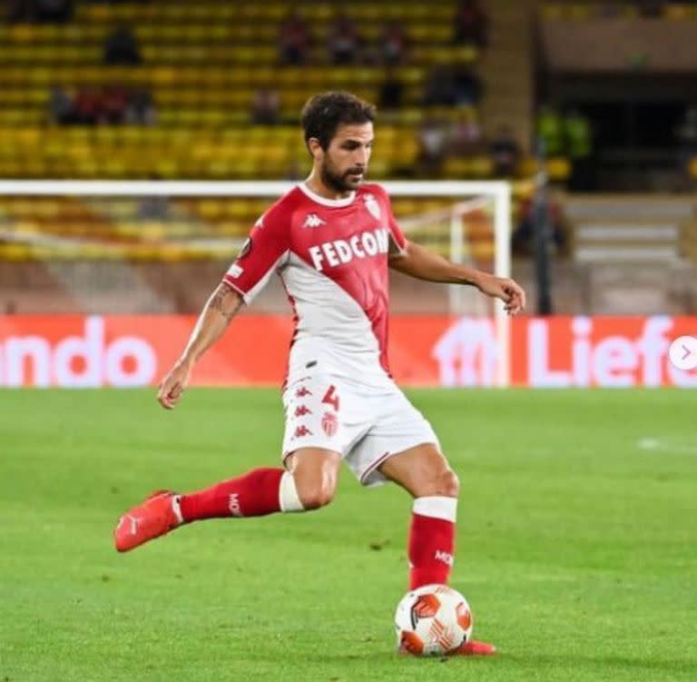 Césc Fabregas con la camiseta de Monaco y el número 4 característico, pero las cosas no le salieron como pensó