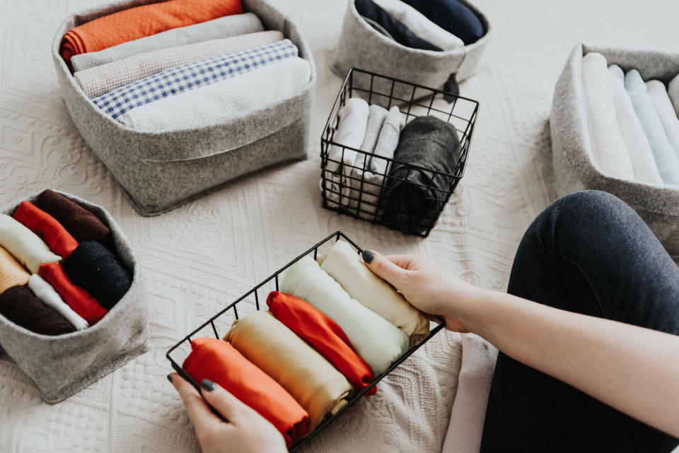 Cómo aplicar el método de Marie Kondo a tus finanzas te ayudará a ahorrar. Foto: Getty Creative