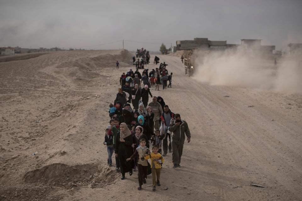 Refugees flee Mosul, Iraq