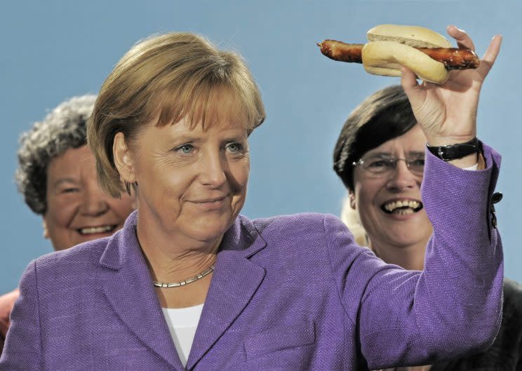 Zu Merkels Deutschland-ABC gehört natürlich auch B wie Bratwurst (Bild: AP Photo/Jens Meyer)