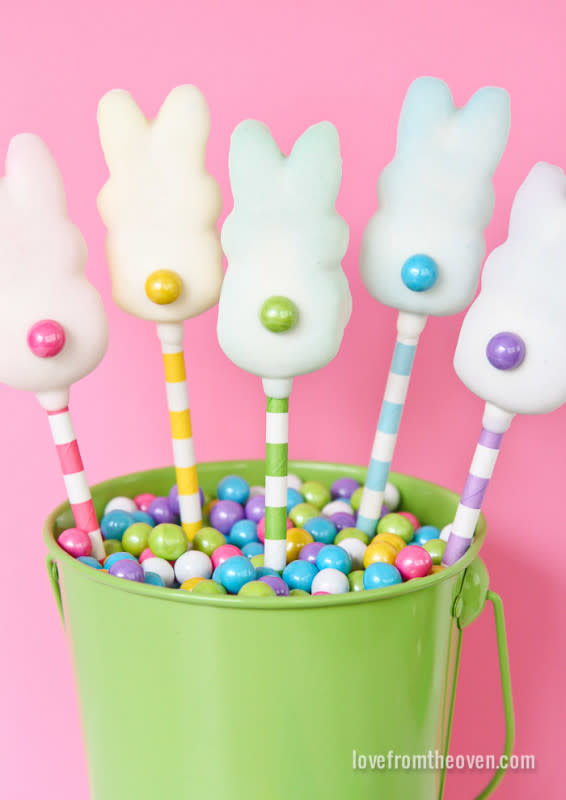 <p>Love from the Oven</p><p>Easy and cute Peeps Pops with colorful bunny tails!</p><p><strong>Get the recipe:<a href="http://www.lovefromtheoven.com/2014/04/09/easter-peeps-pops/" rel="nofollow noopener" target="_blank" data-ylk="slk:Easter Peeps Pops;elm:context_link;itc:0;sec:content-canvas" class="link "> Easter Peeps Pops</a></strong></p>