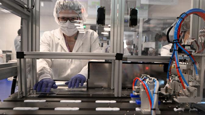 Karyawan perusahaan bioteknologi inovatif NG Biotech membuat alat tes mandiri COVID-19 di Guipry-Messac, Prancis, 13 Januari 2022. Sebuah perusahaan bioteknologi inovatif asal Prancis, NG Biotech, mengembangkan dan memproduksi alat tes mandiri COVID-19. (Damien MEYER/AFP)