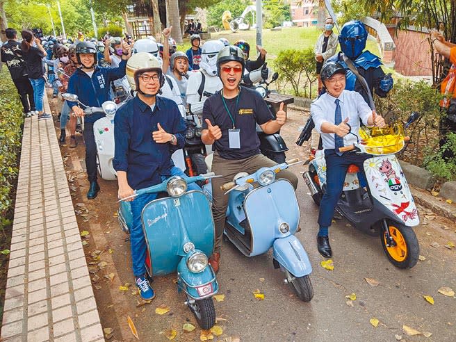 國際2T經典老車嘉年華1日在愛河畔舉行，高雄巿長陳其邁（左）也跨上經典摩托車，與車友同行。（曹明正攝）