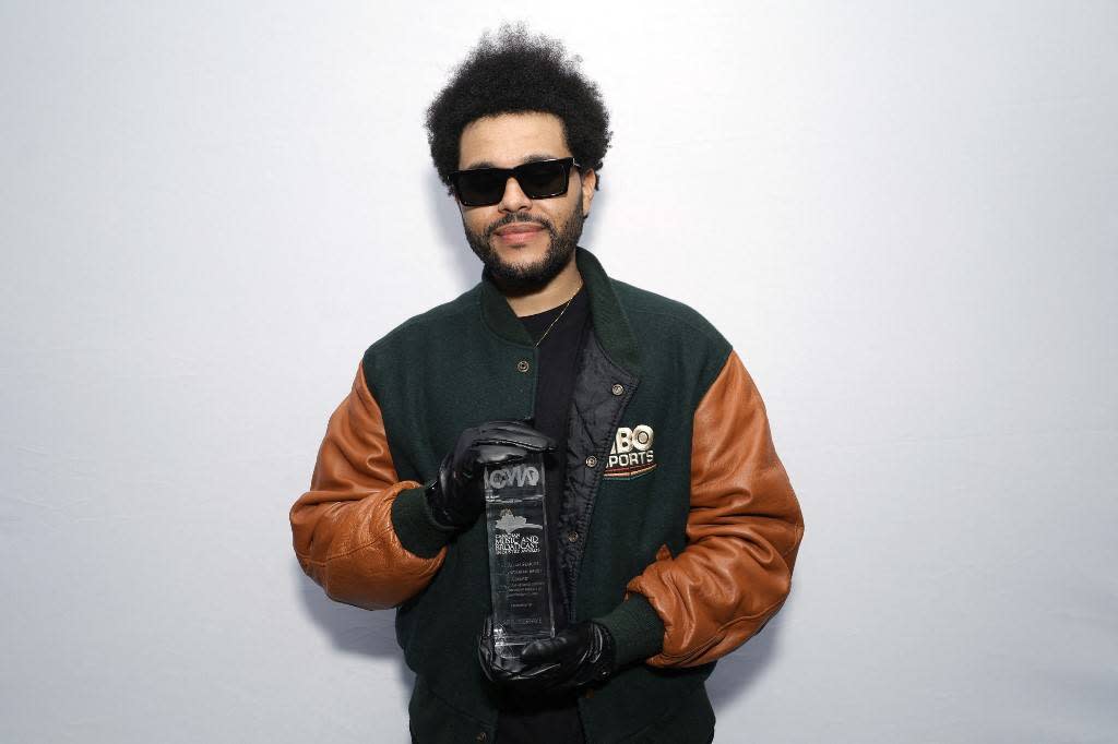 Le chanteur The Weeknd, avec son prix humanitaire Allan Slaight à Inglewood, aux États-Unis, le 27 novembre 2022. 