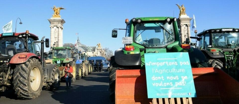 Des centaines de tracteurs d'agriculteurs ont convergé vers la capitale, mercredi matin, pour manifester contre les « contraintes » pesant sur leur secteur.  - Credit:BERTRAND GUAY / AFP