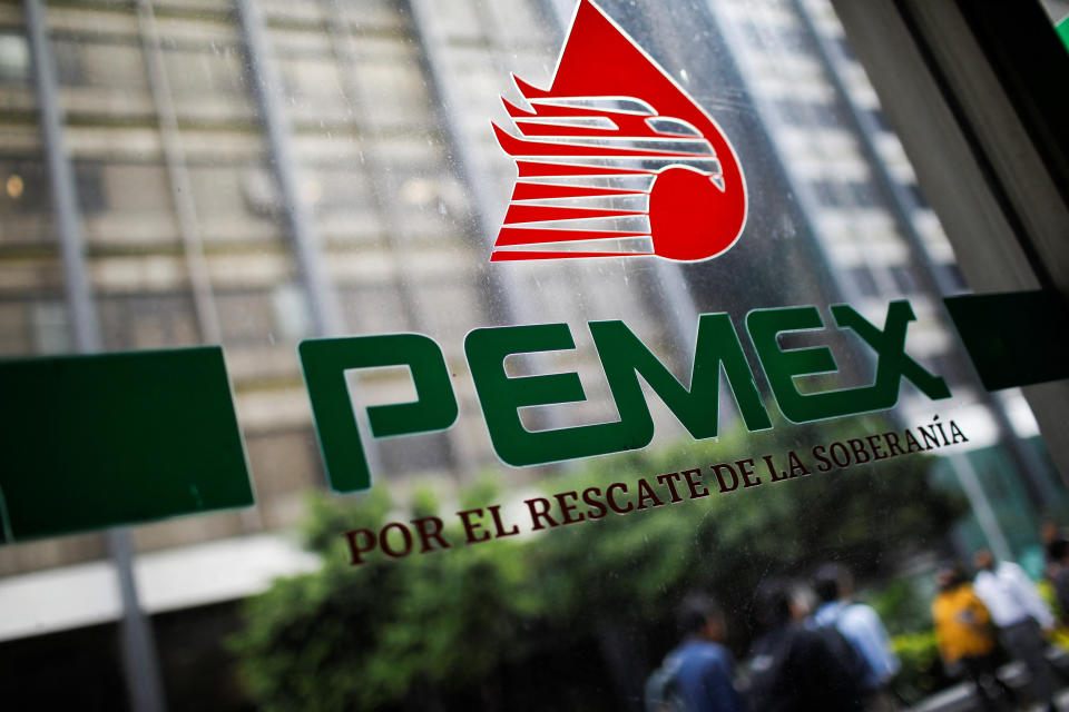 El logotipo de Petróleos Mexicanos (Pemex) aparece en la sede de la empresa en Ciudad de México, México (REUTERS)