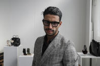 El diseñador Karim Daoudi posa frente a sus creaciones en Milán, Italia, el domingo 27 de septiembre de 2020. (Foto AP/Luca Bruno).
