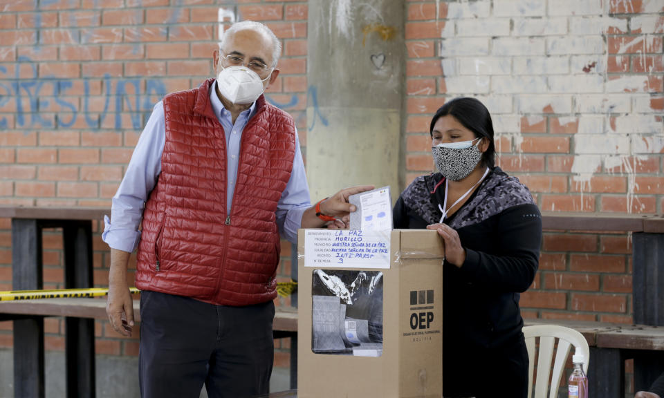 El exmandatario y candidato presidencial por el partido Comunidad Ciudadana, Carlos Mesa, vota durante las elecciones generales en La Paz, Bolivia, el domingo 18 de octubre de 2020. (AP Foto/Martín Mejía)