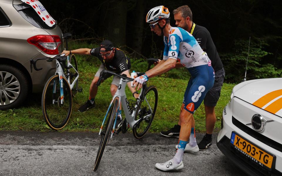 Romain Bardet changes bike due to a puncture