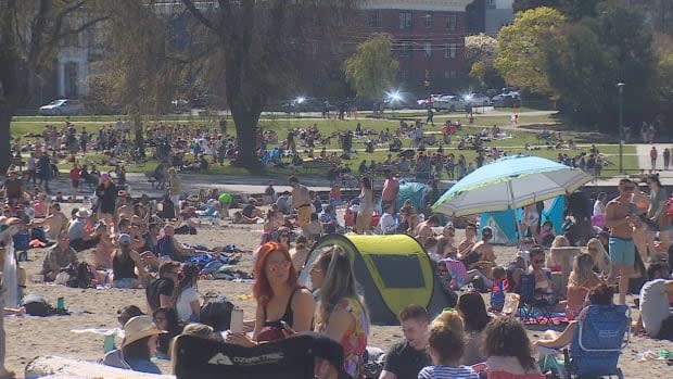 Hot and sunny weather drew crowds of people to Vancouver's Kitsilano beach on April 17, 2021. (Jon Hernandez/CBC News - image credit)