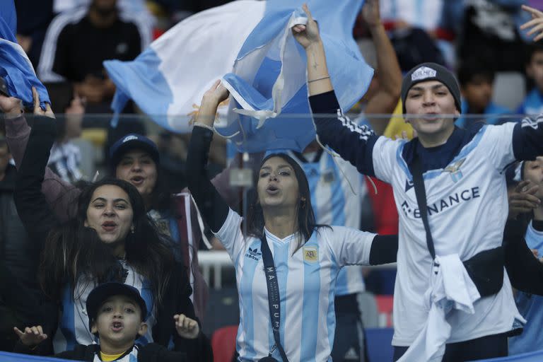 La selección argentina debutó con victoria en el Mundial Sub 20 y contó con el apoyo de miles de hinchas en Santiago del Estero