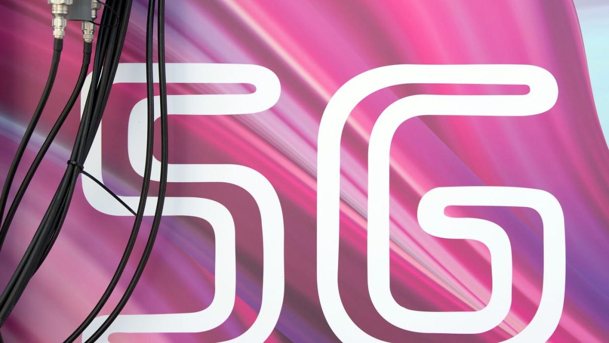 Antennenkabel verlaufen vor dem Schriftzug «5G».