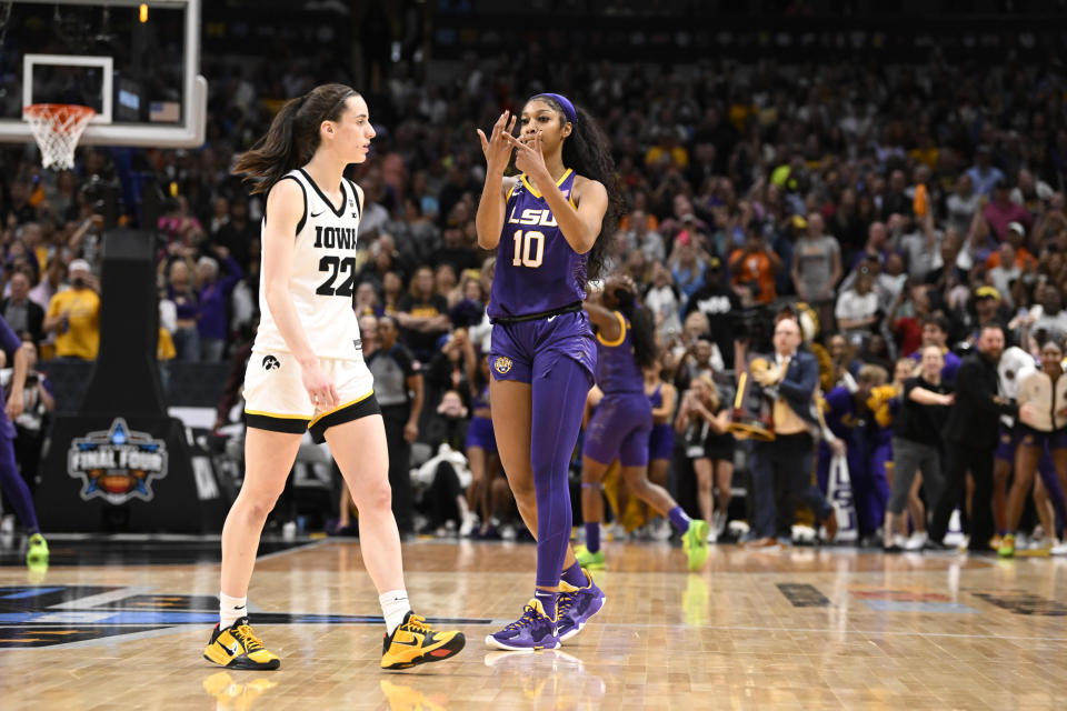 Angel Reese (10) , de LSU, molesta a Caitlin Clark (22) durante el Juego de Campeonato Nacional de la NCAA en 2023. (Foto: Greg Nelson /Sports Illustrated via Getty Images) 