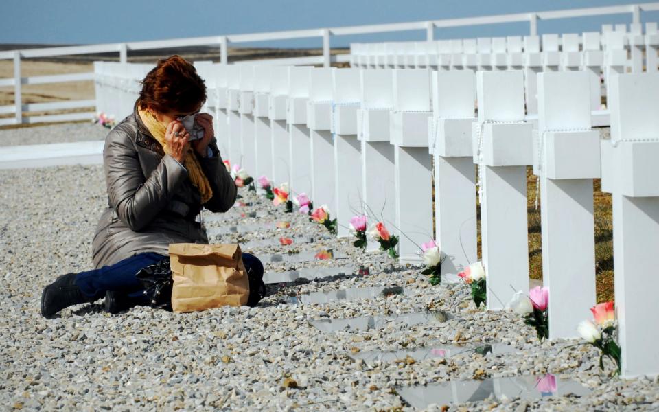 Argentinean relatives of those who died in the Falklands conflict attend a ceremony at the San Carlos war memorial - LatinContent WO