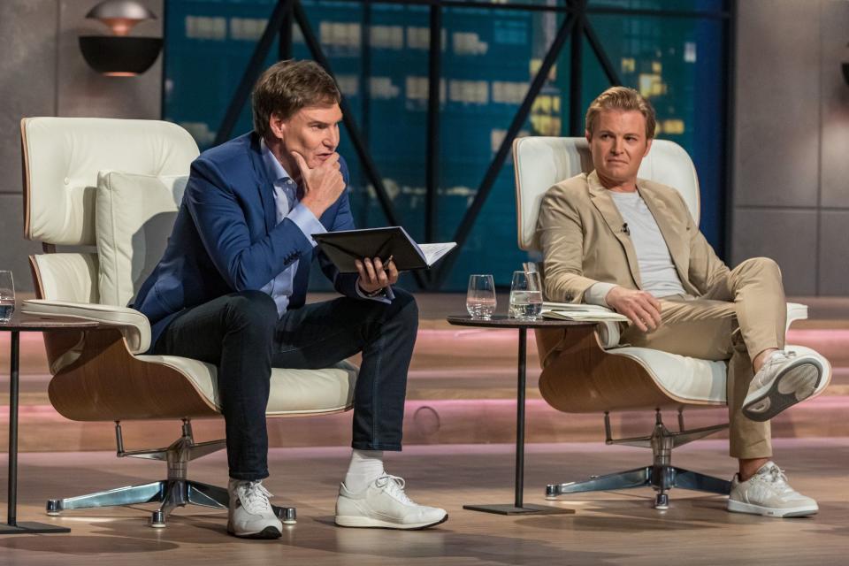 Die Löwen Carsten Maschmeyer und Nico Rosberg entscheiden über die Zukunft der DHDL-Produkte (Bild: RTL/Matthias Maurer)