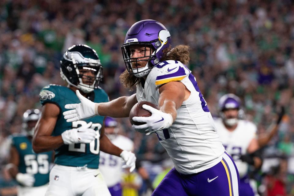 T.J. Hockenson scores a touchdown against the Philadelphia Eagles during the second quarter at Lincoln Financial Field on Sept. 14, 2023.