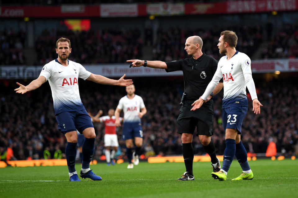 LONDON, ENGLAND - DECEMBER 02:  Match Referee Mike Dean awards a penalty to Tottenham Hotspur as Harry Kane and Christian Eriksen of Tottenham Hotspur react during the Premier League match between Arsenal FC and Tottenham Hotspur at Emirates Stadium on December 1, 2018 in London, United Kingdom.  (Photo by Shaun Botterill/Getty Images)