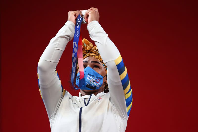 Foto del lunes de la ecuatoriana Tamara Salazar con su medalla de plata de halterofilia 87 kilos.