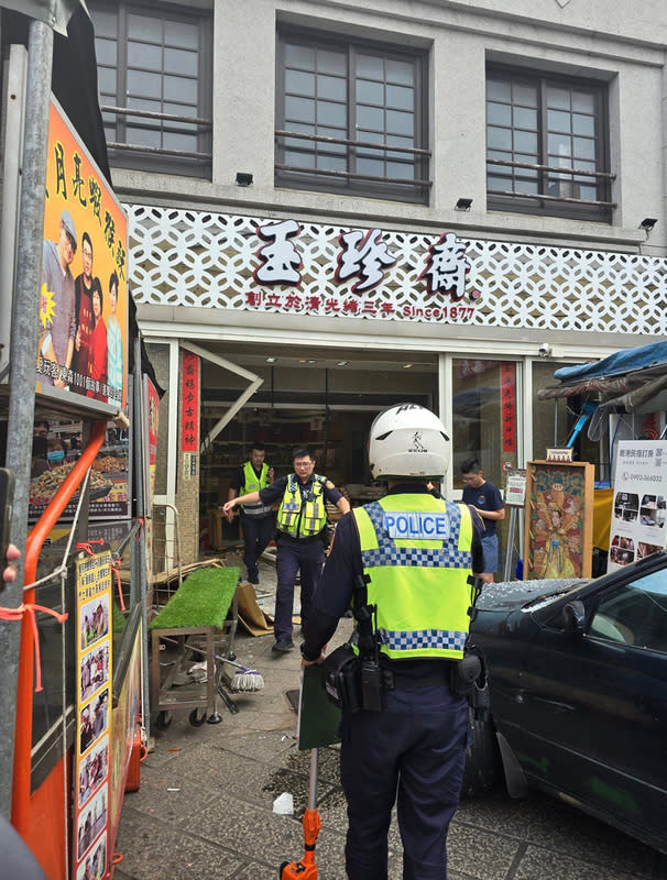 男子開車衝撞鹿港玉珍齋門市  2傷送醫 知名糕餅店玉珍齋位在彰化鹿港天后宮旁的廟口門 市，17日下午被車輛衝撞店面，造成2人受傷送醫， 警方獲報到場處理，車禍發生原因及經過仍在釐清 中。 （民眾提供） 中央社記者吳哲豪傳真  113年6月17日 