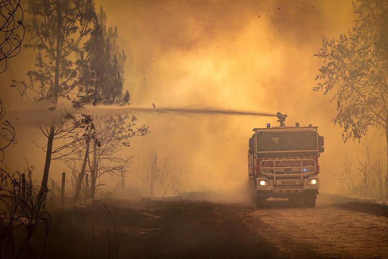 Los bomberos combaten el fuego en la Gironda, Francia