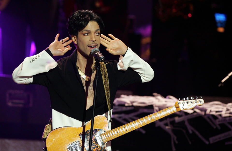 LOS ANGELES, CA - MARCH 19:  Musician Prince performs on stage at the 36th NAACP Image Awards at the Dorothy Chandler Pavilion on March 19, 2005 in Los Angeles, California. Prince was honored with the Vanguard Award.  (Photo by Kevin Winter/Getty Images)