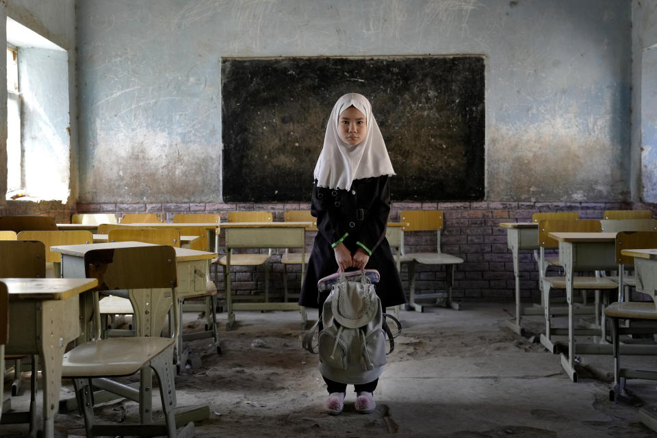 Mahtab, una estudiante chií hazara de 8 años, posa para una foto en su salón de clases en la escuela Abdul Rahim Shaheed en Kabul, Afganistán, el 23 de abril de 2022, días después de un ataque con bomba contra la escuela. (AP Foto/Ebrahim Noroozi)