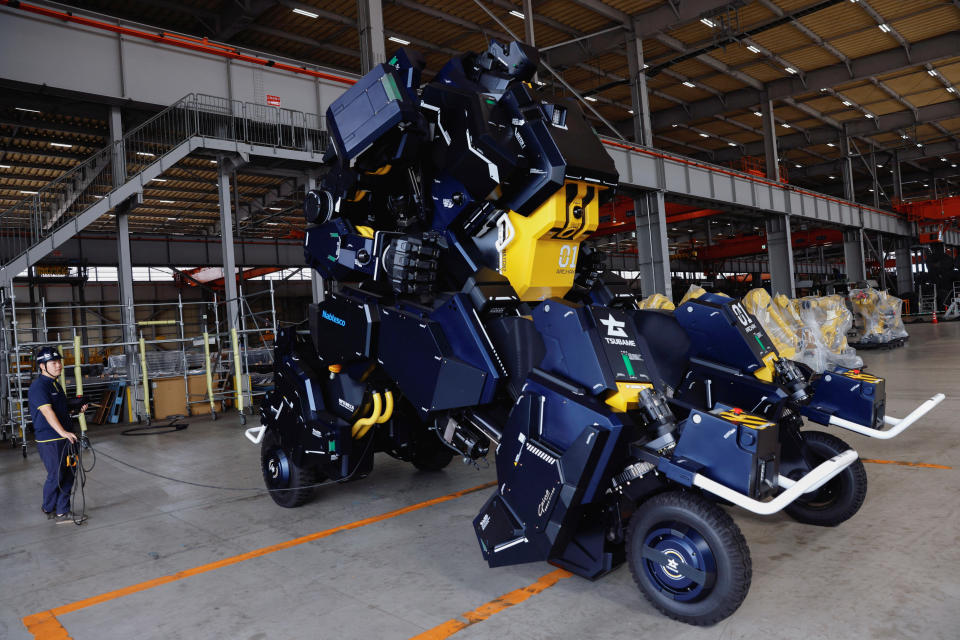 El CEO Ryo Yoshida y el CTO Akinori Ishii (dentro de la cabina) demuestran ARCHAX, un robot gigante pilotado por humanos desarrollado por su nueva empresa Tsubame Industries Co., en Yokohama, al sur de Tokio, Japón, el 27 de septiembre de 2023. REUTERS/Issei Kato