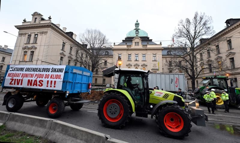 Farmers with their tractors take part in a protest against EU agricultural policies and the failed negotiations with the Czech government to further support farmers. Šulová Kateøina/CTK/dpa