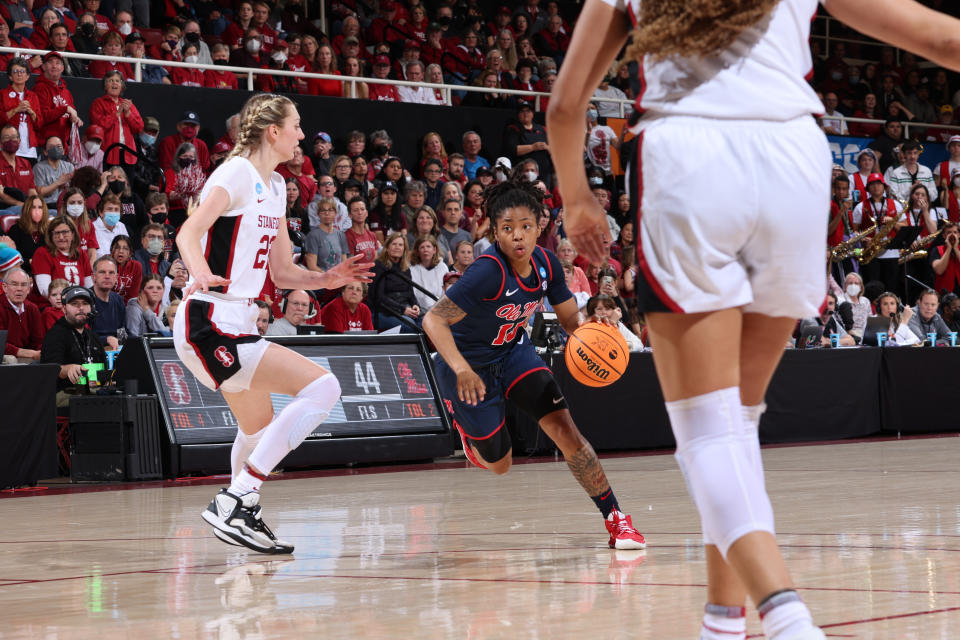 Angel Baker et Ole Miss ont éliminé Stanford n ​​° 1 dimanche soir en Californie.