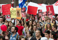 Plusieurs milliers d'étudiants de partout au Québec opposés à la hausse des droits de scolarité ont déambulé dans les rues du centre-ville de Montréal. (Paul Chiasson/ La Presse Canadienne)