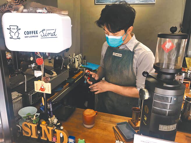 Coffee Sind店內頗具人氣的「赤崁糖拿鐵」，表層鋪上龍眼木柴燒的台南「赤崁糖」，再以噴槍烤出糖衣，讓咖啡帶有龍眼蜜香氣。（張芷瑜攝）