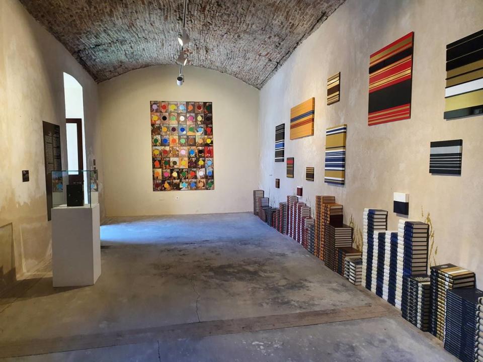 Conjunto de obras de Lorena Gutiérrez Camejo en una de las salas del Alcázar de Toro durante la Iberoamericana de Arte.