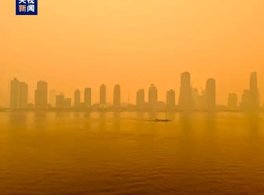 加拿大山火煙霧籠罩紐約市，整個天空都是橘紅色煙霧。   圖 : 翻攝自央視新聞