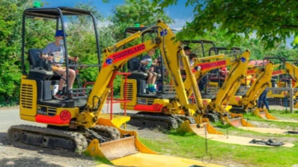 Diggerland樂園以「工地」為主題，場內的設施全都是挖土機、卡車等重型機具。（圖／翻攝自《太陽報》）