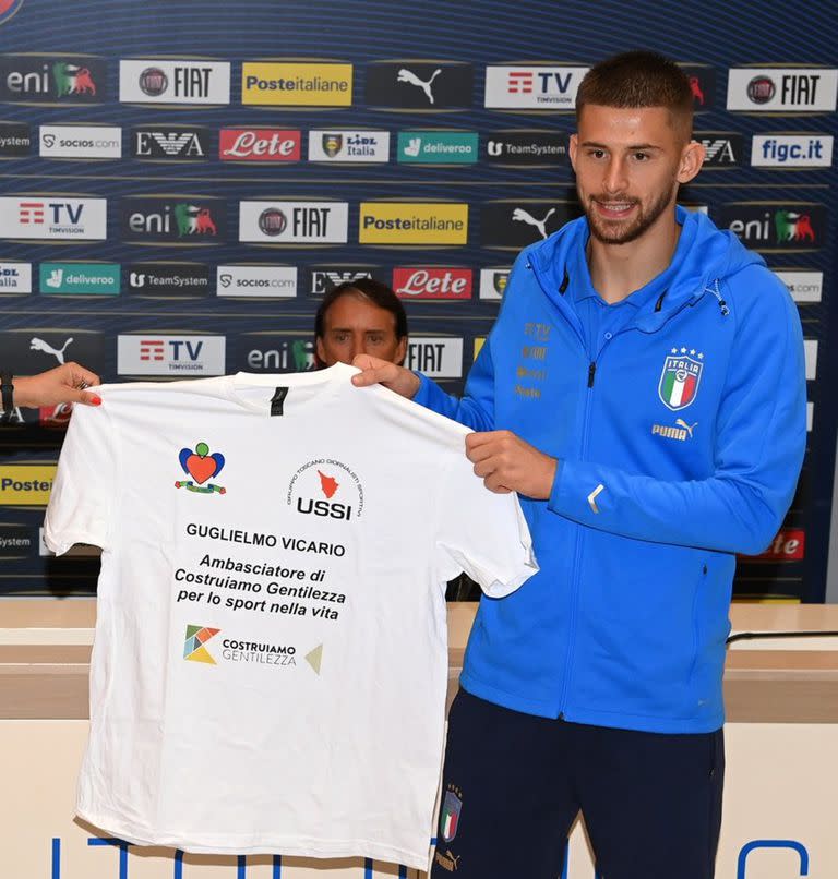 Guglielmo Vicario, arquero de la selección italiana, con la camiseta-premio por su tarea humanitaria tras hospedar en su casa paterna a una familia ucraniana que huyó de la guerra