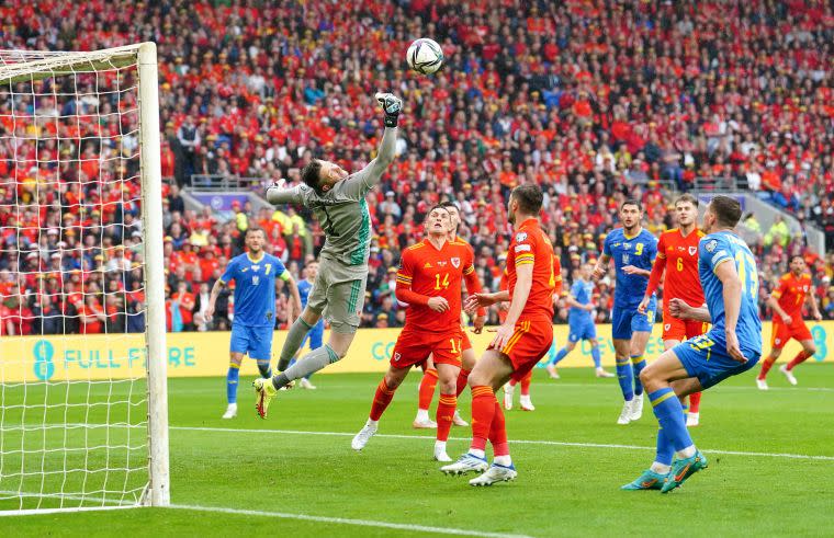 威爾士門將漢尼西(Wayne Hennessey)屢撲險球。摘自世界盃推特