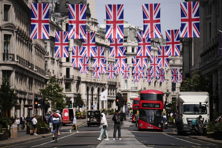 Si bien la monarquía británica es uno de los mayores símbolos del Reino Unido, hubo un periodo donde sacaron al rey del trono (Foto: AP/Matt Dunham, archivo)