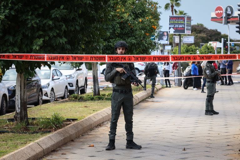 Un agente de seguridad israelí en el lugar del atentado en Raanana el 15 de enero de 2024. 