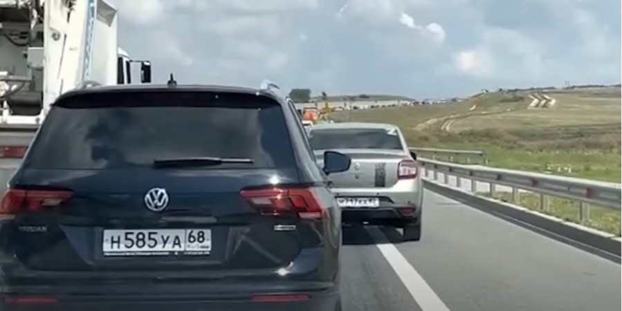 Queue of cars on the way out of Crimea after strikes on Novofedorivka