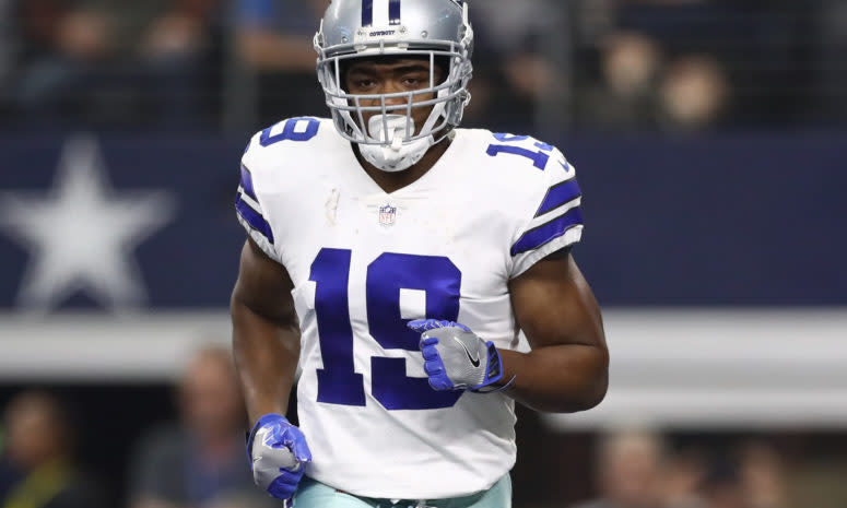 dallas cowboys wide receiver amari cooper warms up