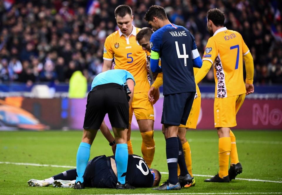 Pénalty pour les Bleus ! Dans la surface, après une passe bien sentie de Kylian Mbappé, Lucas Digne se fait découper par un défenseur moldave. Pénalty indiscutable ! (crédit AFP)