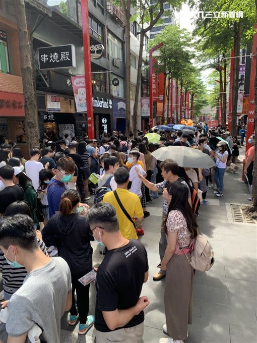 蕭敬騰在西門町的飲料店開幕，排隊客人擠滿整條街。（圖／記者鄭尹翔攝影）