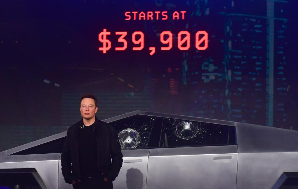 Elon Musk, el 21 de noviembre de 2019, cuando anunció por primera vez el Cybertruck. Detrás, se puede ver el vehículo y el que supuestamente iba a ser su precio original. (Photo by FREDERIC J. BROWN / AFP) (Photo by FREDERIC J. BROWN/AFP via Getty Images)